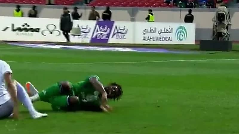 تدخل عنيف من سلمان المؤشر على لاعب الأهلي ماكسيمان .. فيديو