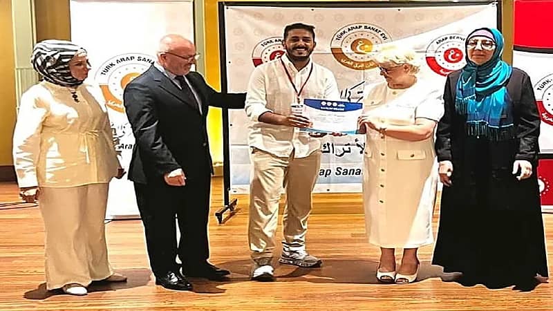 لوحة مواطن تزين ملتقى فني بتركيا.. صور