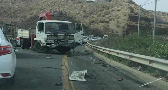 إغلاق طريق القطاع الجبلي بجازان إثر حادث تصادم مروع