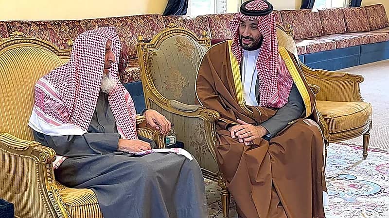 ولي العهد يزور مفتي عام المملكة .. فيديو