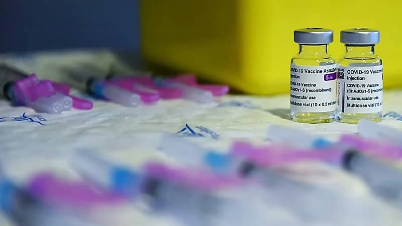 علماء يتوصلون إلى العلاقة بين لقاحات كورونا وجلطات الدم