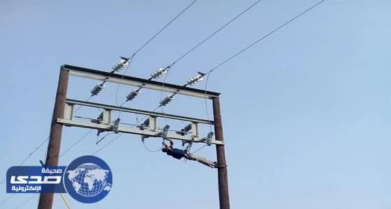 فني سعودي يثير إعجاب المغردين لتفانيه في عمله " صورة "