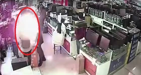 شاهد.. لحظة انفجار بطارية " آيفون " في وجه صيني