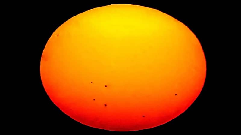 رصد ست بقعٍ شمسية في سماء المملكة