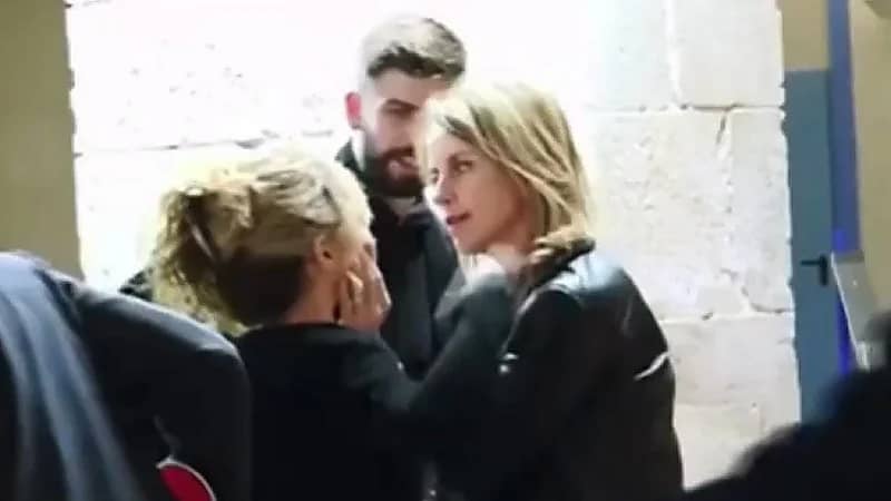 في وسط الشارع.. والدة بيكيه تمسك بفم شاكيرا لإيقافها عن الحديث (فيديو)