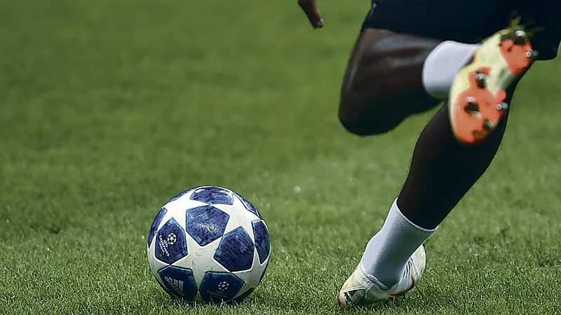 فيديو..حكم يحتسب هدفَا من كرة لم تدخل المرمى!