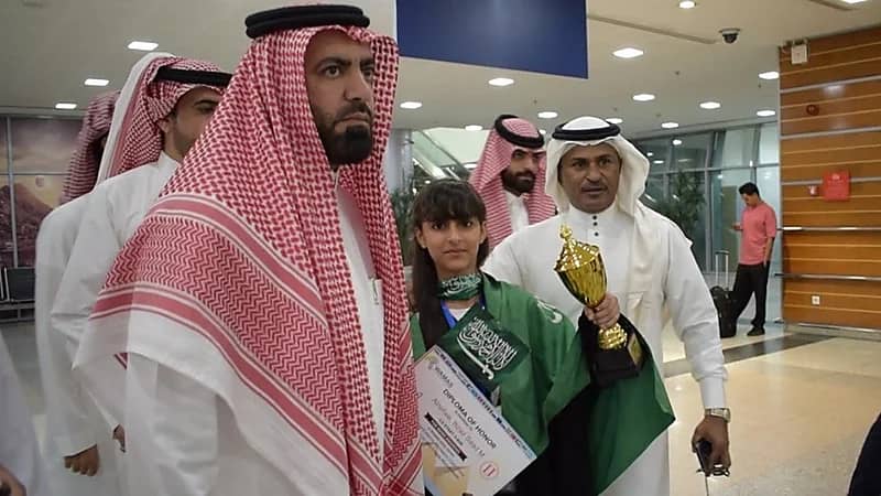 بالفيديو.. استقبال حافل في تبوك للطالبة الفائزة بمسابقة الحساب الذهني