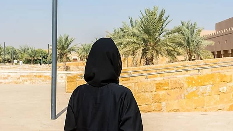 رفض استخراج تصريح مكتب متنقل لمواطنة بعدما أنفقت 60 ألف ريال