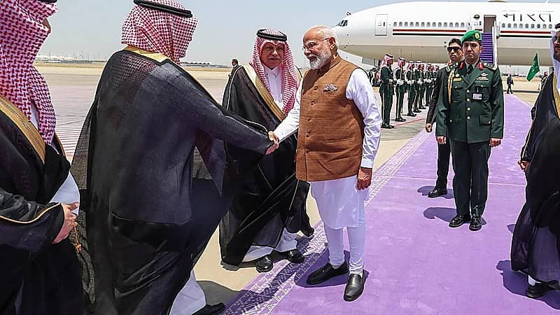 رئيس الوزراء الهندي يصل إلى جدة ويغرد بالعربية: هذه الزيارة ستعزز صداقتنا.. صور