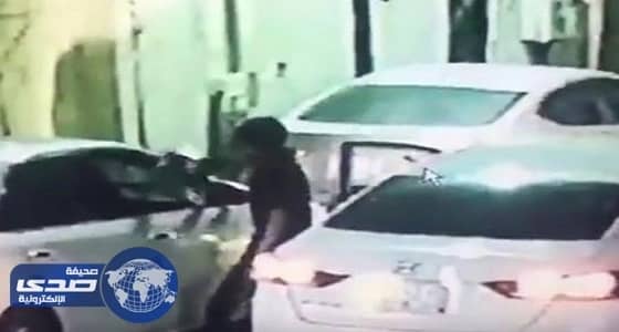 بالفيديو.. لص يسرق سيارة " كامري " باحترافية