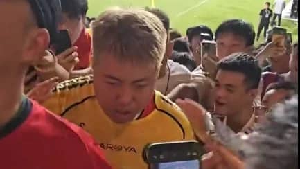 ردة فعل جماهير صينية مع مشجع حصل على قميص رونالدو .. فيديو