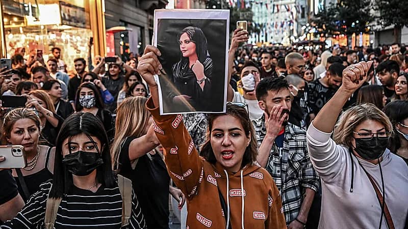 حملة اعتقالات في صفوف رجال الدين لدعمهم الاحتجاجات بإيران