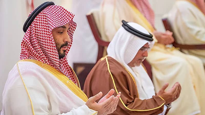 بالفيديو .. ولي العهد يؤدي صلاة الميت على جثمان الأميرة الجوهرة بنت عبدالعزيز