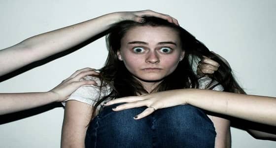 أسباب وأعراض فوبيا ملامسة شخص آخر