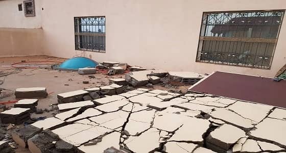 بالصور.. رياح شديدة تقتلع خيامًا وتحطم جدار مبنى في الأفلاج