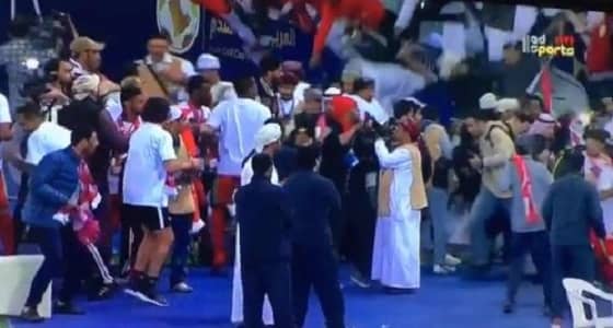 بالفيديو.. سقوط جماهير المنتخب العماني إثر انكسار الحاجز الزجاجي