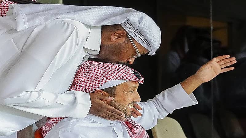 شاهد ... وليد معاذ يقبل رأس الأمير فهد بن خالد بعد تقدم الأهلي