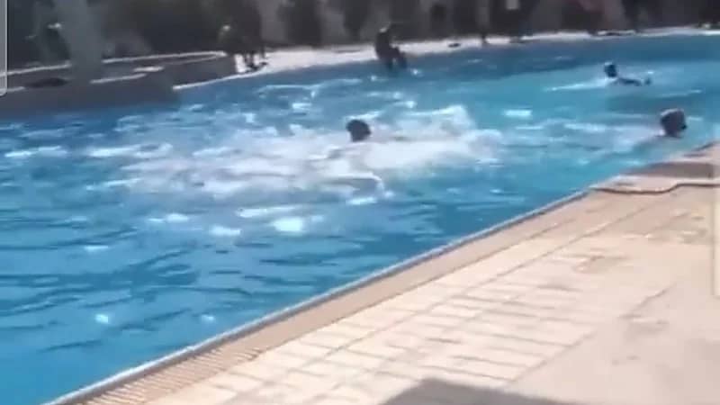 شاهد.. ‏أنصار ‎مقتدى الصدر يسبحون في مسبح القصر الجمهوري