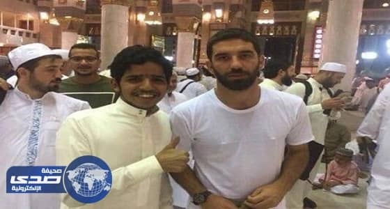 بالصور.. توران لاعب برشلونة يؤدي مناسك العمرة