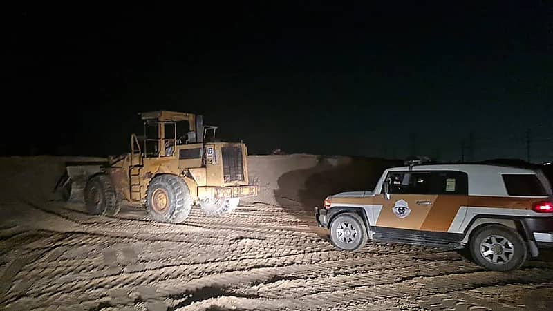 ضبط شيول تجرف الأراضي غرب الدمام