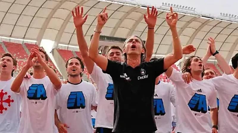 أسطورة ميلان يلوح بعلم فلسطين أثناء احتفاله بصعود بيزا للدوري الإيطالي.. فيديو