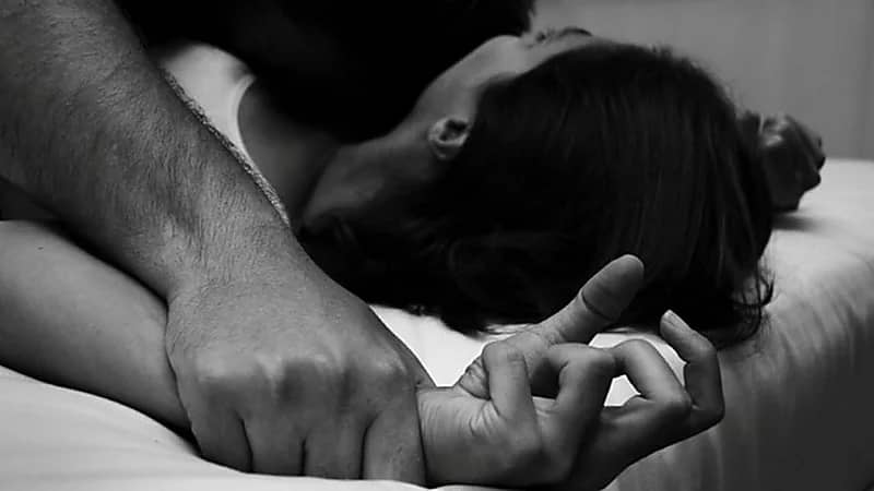 زوج يهشم رأس زوجته بعدما رفضت معاشرته