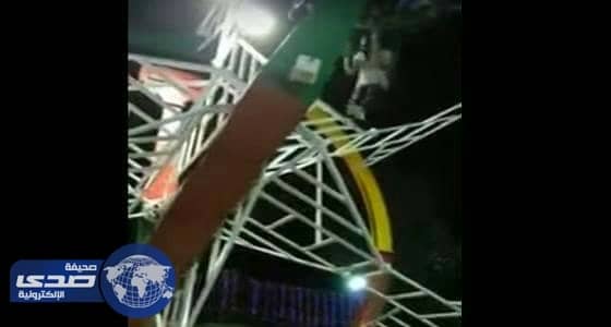 بالفيديو.. سقوط شاب من لعبة ملاهي على  ارتفاع عالٍ جداً