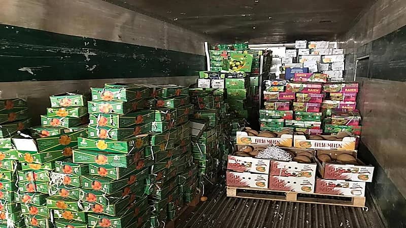 ضبط 7 أطنان من الفواكه المختلفة قبل توزيعها في سوق الخضار بالدمام