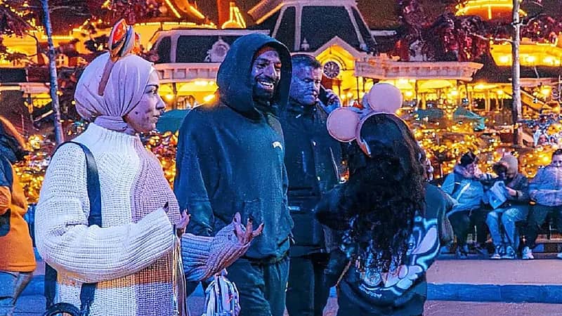 محمد صلاح في الملاهي برفقة زوجته وطفلتيه .. صور