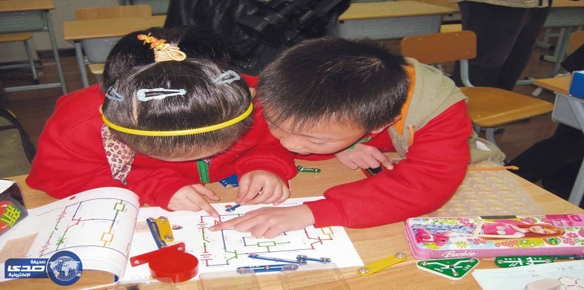 شاب عارٍ يبصق على المصحف ويضعه تحت مقعدته