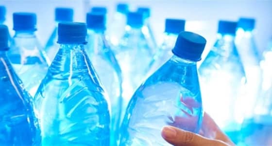 العثور على جسيمات بلاستيكية في زجاجات المياه المعدنية