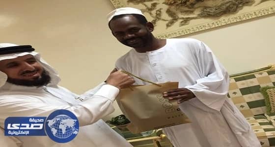 بالصور.. قصة سوداني أعاد مصوغات ذهبية بـ250 ألف ريال لأصحابها بخميس مشيط