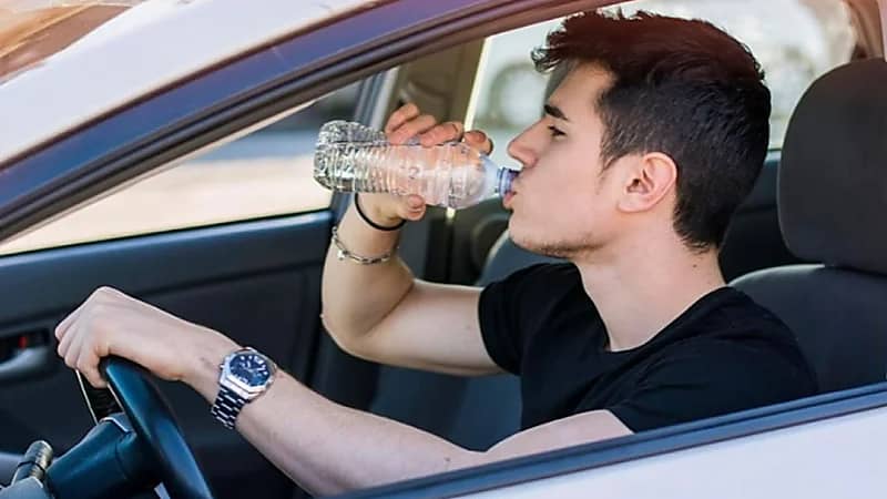 غرامة قيمتها 1300 دولار على السائقين الذين لا يشربون الماء