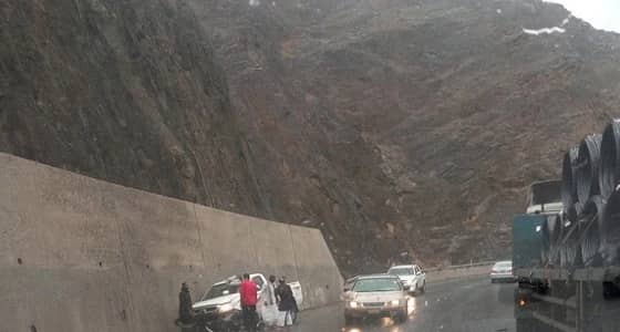 بالفيديو.. شلالات عقبة شعار تثير إعجاب المسافرين وعابري الطريق