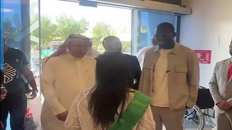 كوليبالي يلتقي طفلة من ذوي الإعاقة في الرياض .. فيديو