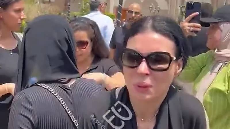 انهيار الفنانة دينا في عزاء طليقها وائل أبو حسين ..فيديو