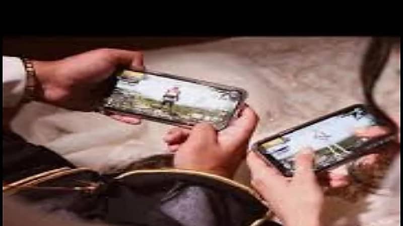 عروسين يتركون المعازيم ويلعبون "البوبجي" في الكوشة بجدة