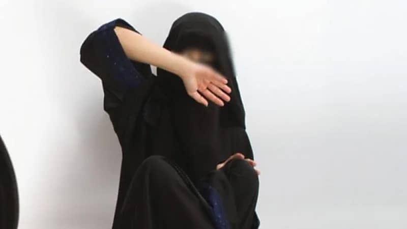 امرأة تتعرض للاعتداء بالضرب وتكسير زجاج مركبتها في تبوك