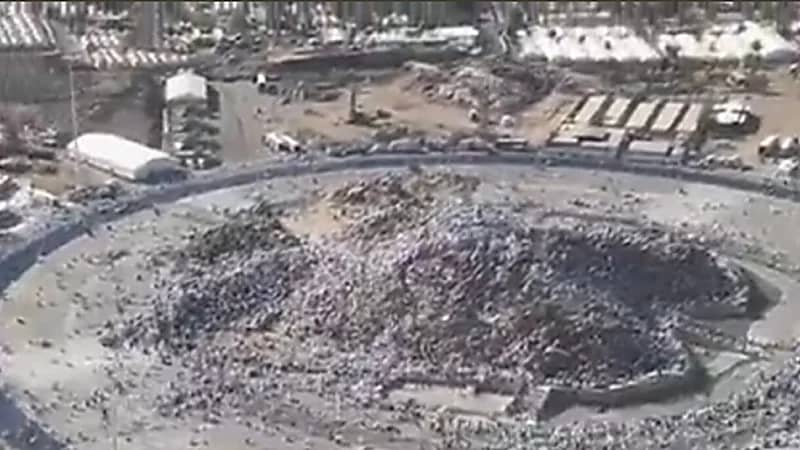 شاهد.. صور جوية خاصة لجبل الرحمة يكتسي بالبياض