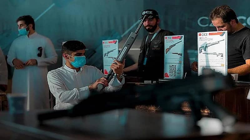 بالفيديو.. إصدار رخص حمل وشراء السلاح للسيدات في معرض الصقور والصيد