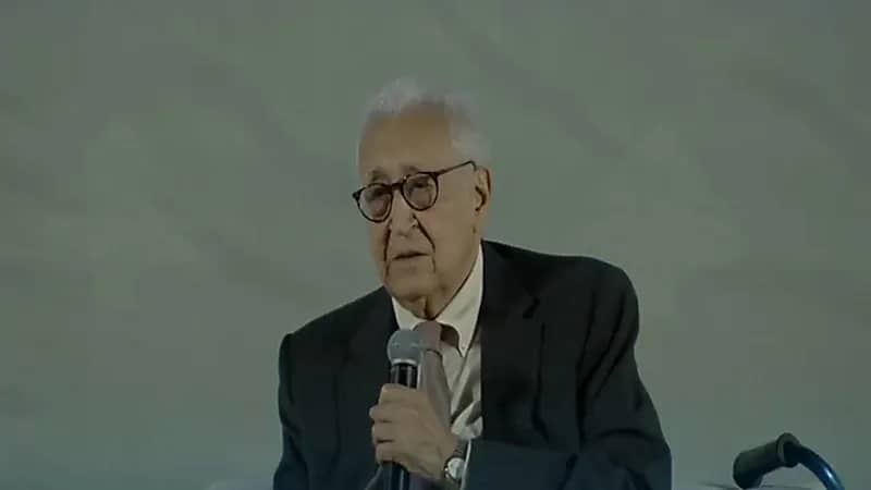 بالفيديو.. الأخضر الإبراهيمي: الأمير سعود الفيصل كان بطلًا من أبطال الطائف