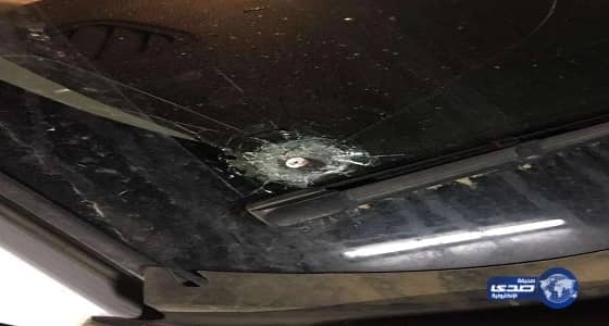 نجاه مواطن وأبنائه من رصاص طائشة أخترقت سيارته بالخرمة