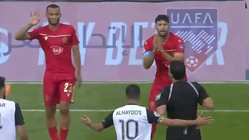 الحكم يطرد لاعب الوداد بعد تدخل متهور .. فيديو