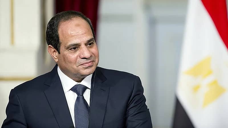 شاهد.. رد فعل "السيسي" على شاب مازحه أثناء تفقده إحدى الطرق