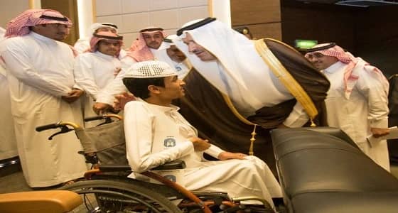 بالصور.. لفتة جمالية من أمير المدينة تجاه أحد سفراء الوسطية من ذوي الاحتياجات