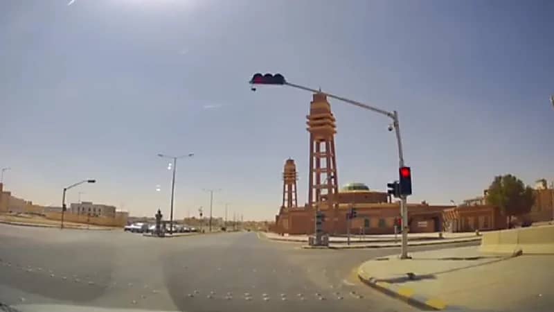 فتاة تتصل على شقيقها : عادي أروح يمين من عند الإشارة ولا لا .. فيديو