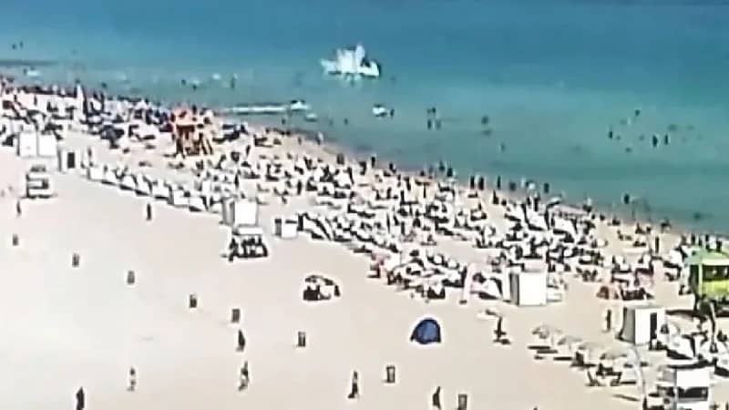 شاهد.. لحظة سقوط مروحية في المحيط الأطلسي