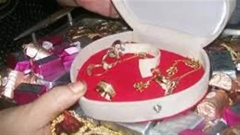 فتاة تخدع خطيبها وتبيع شبكته لتتزوج بآخر