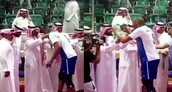 بالفيديو.. أحمد البخيت يهدي ميداليته الذهبية لسامي الجابر