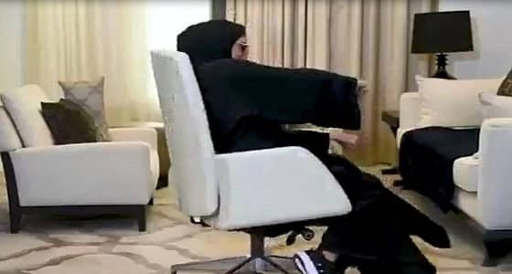 بعد إشارته لفتاة تمارس التفحيط.. إعلان بنك يثير الجدل